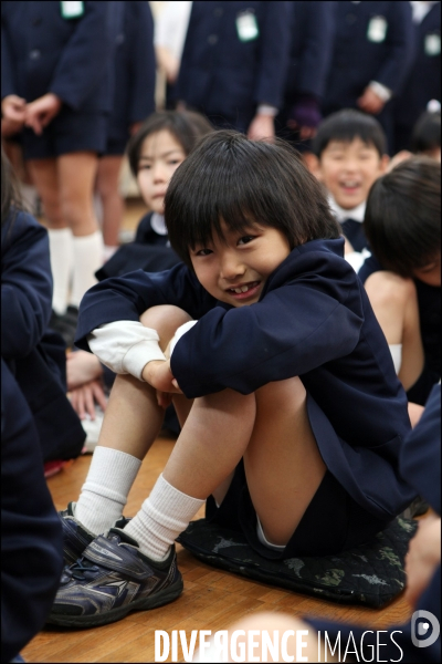 Exercice en cas séisme dans une école de Tokyo / Tokyo s school training in case of earthquake