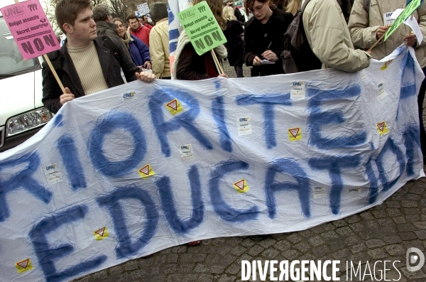 Les enseignants manifestent contre le décret  de Robien .