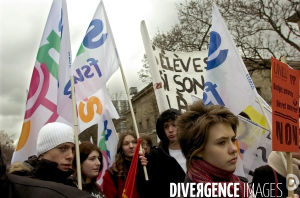 Les enseignants manifestent contre le décret  de Robien .