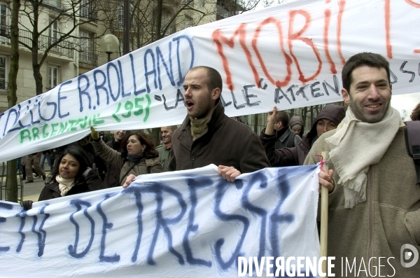 Les enseignants manifestent contre le décret  de Robien .