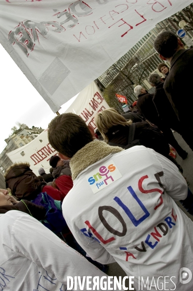 Les enseignants manifestent contre le décret  de Robien .