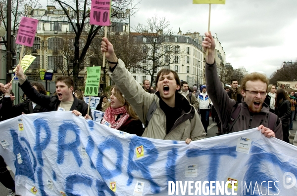 Les enseignants manifestent contre le décret  de Robien .