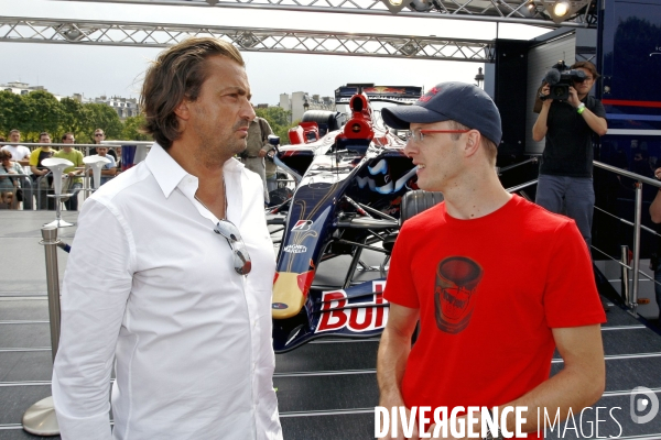 Sébastien BOURDAIS dans les rues de Paris en F1.