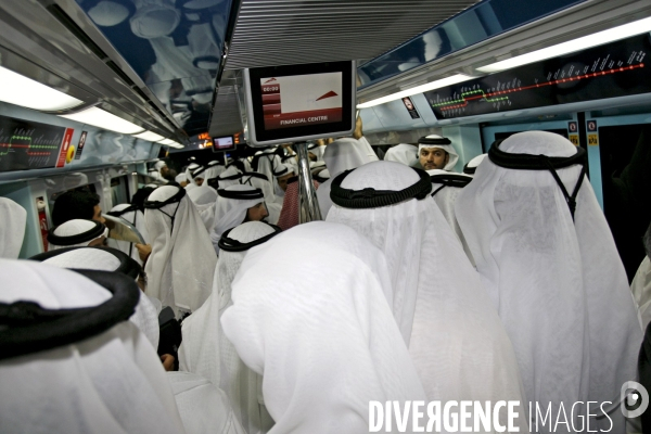 Dubai inaugurates her subway with Sheikh Mohammed Bin Rashid Al Maktoum. Dubai inaugure son métro avec Cheikh Mohammed Bin Rashid Al Maktoum.