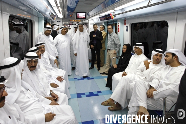 Dubai inaugurates her subway with Sheikh Mohammed Bin Rashid Al Maktoum. Dubai inaugure son métro avec Cheikh Mohammed Bin Rashid Al Maktoum.