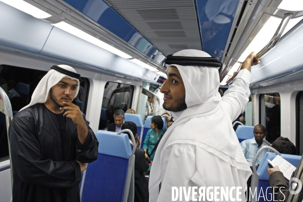 Dubai inaugurates her subway with Sheikh Mohammed Bin Rashid Al Maktoum. Dubai inaugure son métro avec Cheikh Mohammed Bin Rashid Al Maktoum.