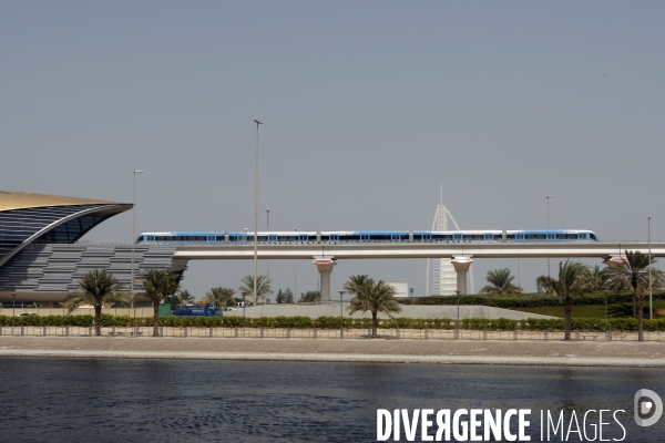 Dubai inaugurates her subway with Sheikh Mohammed Bin Rashid Al Maktoum. Dubai inaugure son métro avec Cheikh Mohammed Bin Rashid Al Maktoum.