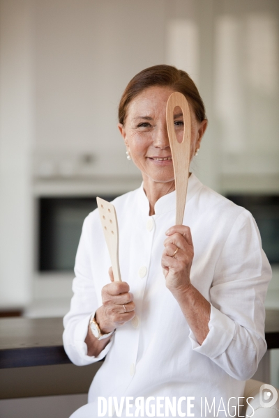 Perla Servan-Schreiber, dans sa cuisine, pour la sortie de son livre: Le Bonheur de cuisiner