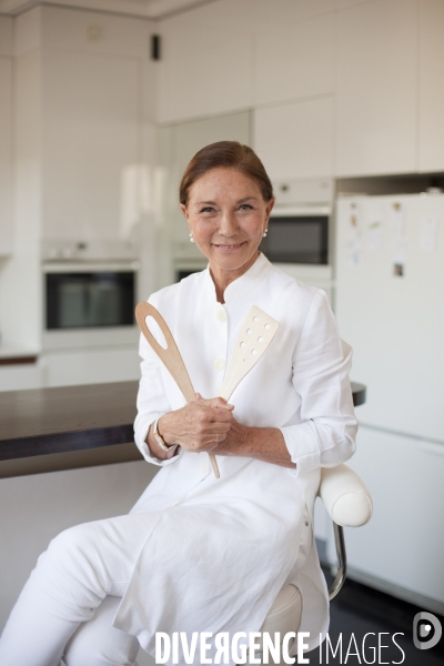 Perla Servan-Schreiber, dans sa cuisine, pour la sortie de son livre: Le Bonheur de cuisiner