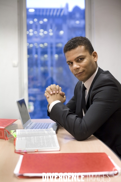 Maître Yassine Bouzrou, avocat, dans ses bureaux .