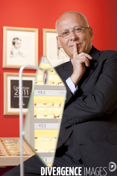 Daniel Abitan, créateur des magasins de lunettes et prothèses auditives ACUITIS, dans la toute nouvelle boutique de la place des ternes
