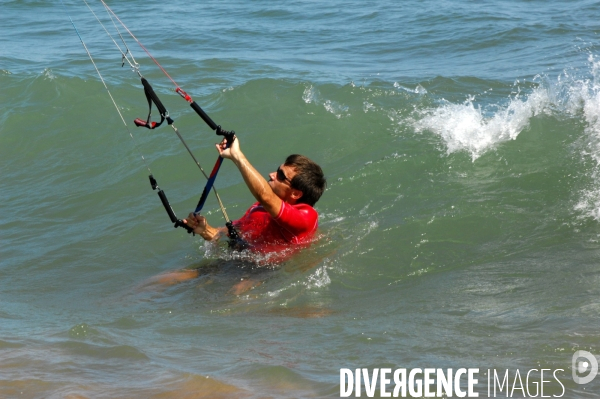 David PUJADS, adepte du Kitesurf : A Saint Aygulf , dans le Var , le presentateur du 20heures de France 2 s adonne a sa nouvelle passion