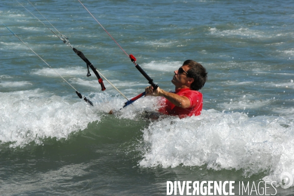 David PUJADS, adepte du Kitesurf : A Saint Aygulf , dans le Var , le presentateur du 20heures de France 2 s adonne a sa nouvelle passion