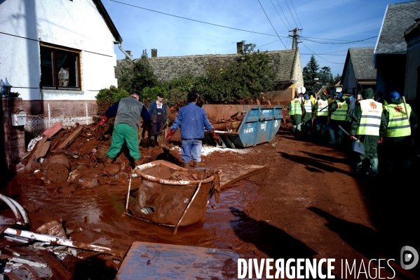 Coulée toxique de boue rouge en Hongrie.