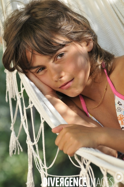 Enfance : portraits d enfants en vacances estivales au soleil. Childhood : children and sun.
