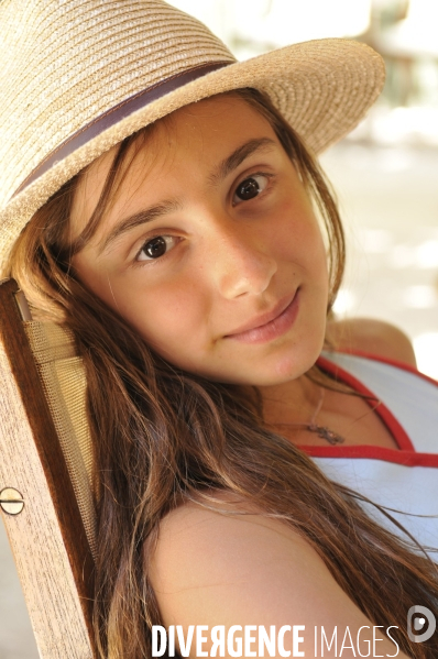 Enfance : portraits d enfants en vacances estivales au soleil. Childhood : children and sun.