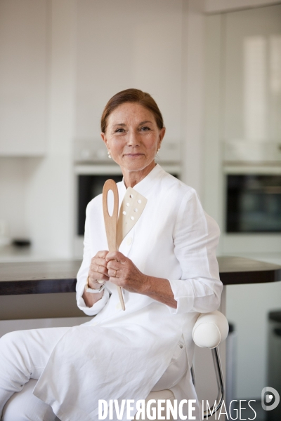 Perla Servan-Schreiber, dans sa cuisine, pour la sortie de son livre: Le Bonheur de cuisiner