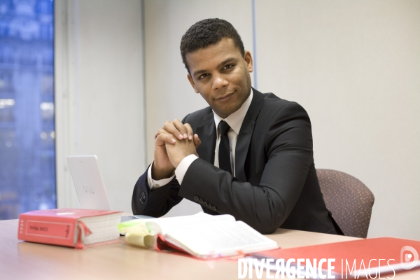 Maître Yassine Bouzrou, avocat, dans ses bureaux .