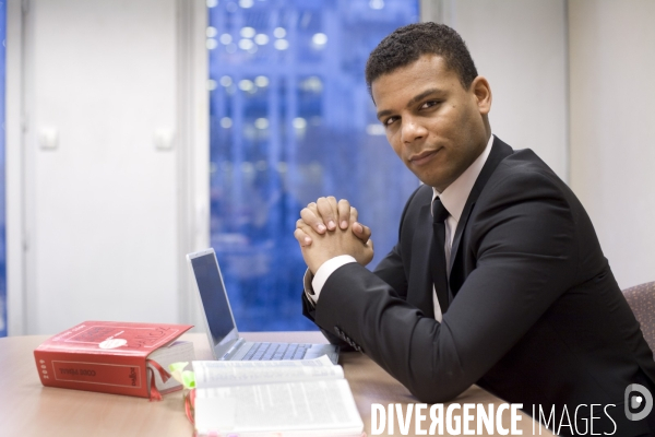 Maître Yassine Bouzrou, avocat, dans ses bureaux .