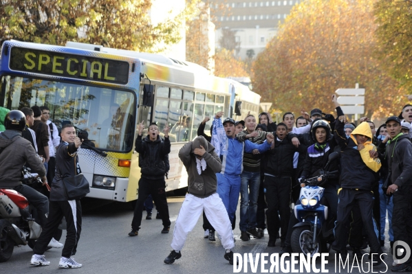 Arrivée des supporters parisiens en gare d Aubagne.