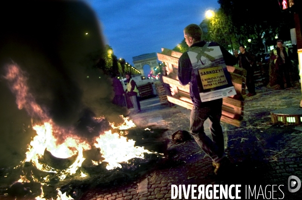 Action des Jeunes Agriculteurs d Ile de France sur les Champs Elysée.