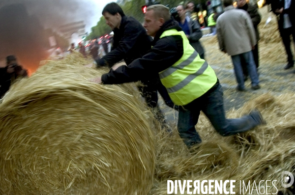 Action des Jeunes Agriculteurs d Ile de France sur les Champs Elysée.