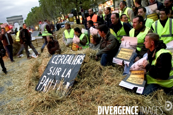 Action des Jeunes Agriculteurs d Ile de France sur les Champs Elysée.