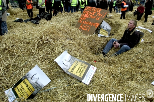 Action des Jeunes Agriculteurs d Ile de France sur les Champs Elysée.