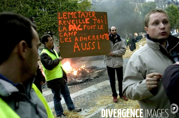 Action des Jeunes Agriculteurs d Ile de France sur les Champs Elysée.