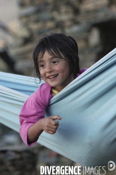 Enfance : portraits d enfants en vacances estivales au soleil. Childhood : children and sun.