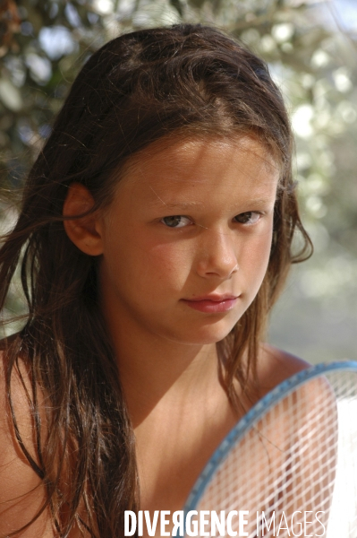 Enfance : portraits d enfants en vacances estivales au soleil. Childhood : children and sun.