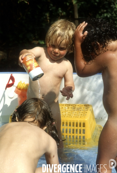 Enfance: aux beaux jours, jouer avec de l eau, dans une bassine, avec des jeux