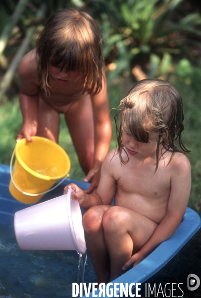 Enfance: aux beaux jours, jouer avec de l eau, dans une bassine, avec des jeux