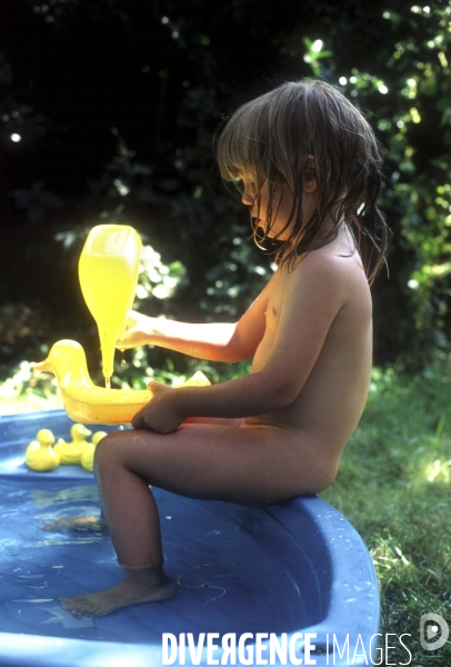 Enfance: aux beaux jours, jouer avec de l eau, dans une bassine, avec des jeux