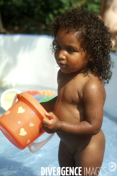 Enfance: aux beaux jours, jouer avec de l eau, dans une bassine, avec des jeux