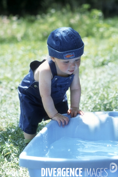 Enfance: aux beaux jours, jouer avec de l eau, dans une bassine, avec des jeux