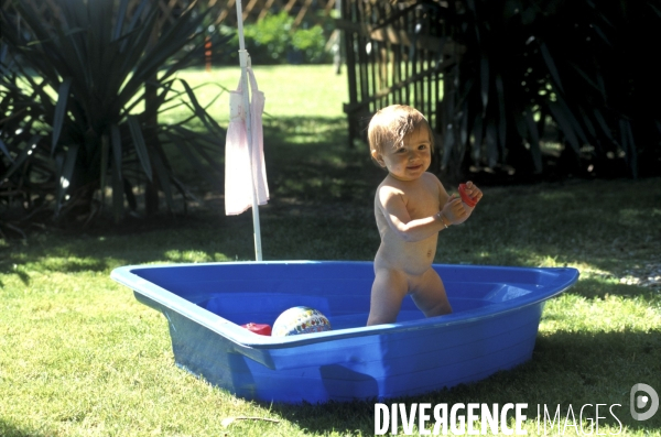 Enfance: aux beaux jours, jouer avec de l eau, dans une bassine, avec des jeux