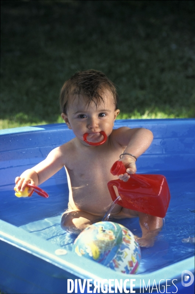 Enfance: aux beaux jours, jouer avec de l eau, dans une bassine, avec des jeux