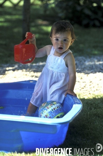 Enfance: aux beaux jours, jouer avec de l eau, dans une bassine, avec des jeux