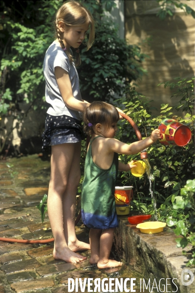 Enfance: aux beaux jours, jouer avec de l eau, dans une bassine, avec des jeux