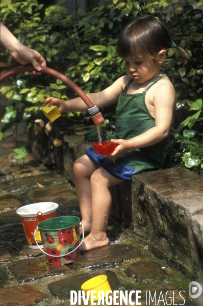 Enfance: aux beaux jours, jouer avec de l eau, dans une bassine, avec des jeux