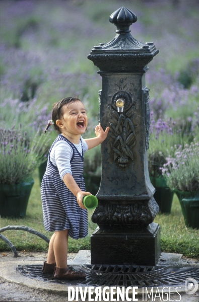 Enfance: aux beaux jours, jouer avec de l eau, dans une bassine, avec des jeux