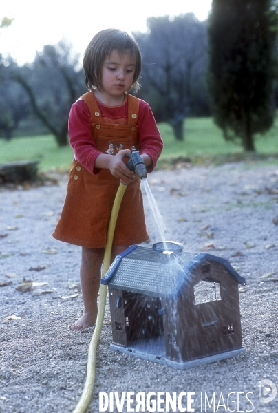 Enfance: aux beaux jours, jouer avec de l eau, dans une bassine, avec des jeux