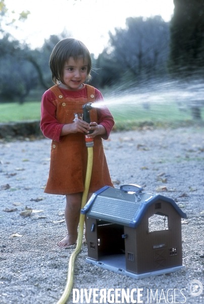 Enfance: aux beaux jours, jouer avec de l eau, dans une bassine, avec des jeux