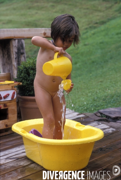 Enfance: aux beaux jours, jouer avec de l eau, dans une bassine, avec des jeux