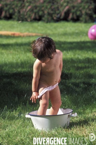 Enfance: aux beaux jours, jouer avec de l eau, dans une bassine, avec des jeux