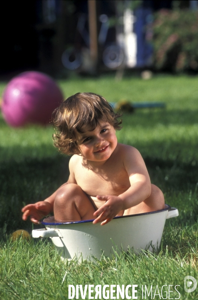 Enfance: aux beaux jours, jouer avec de l eau, dans une bassine, avec des jeux