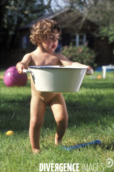 Enfance: aux beaux jours, jouer avec de l eau, dans une bassine, avec des jeux