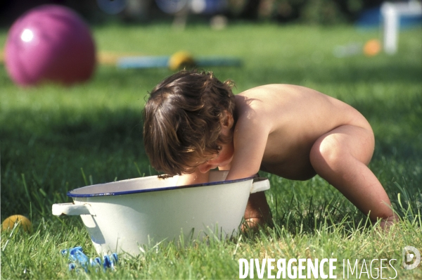 Enfance: aux beaux jours, jouer avec de l eau, dans une bassine, avec des jeux