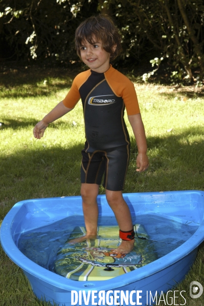 Enfance: aux beaux jours, jouer avec de l eau, dans une bassine, avec des jeux